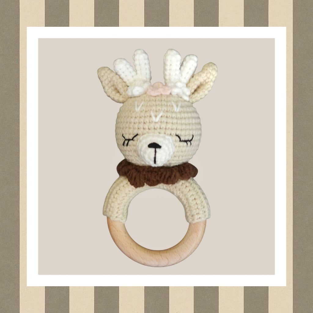 Sonajero mordedor de ciervo bebé a crochet - otoñal y mágico para bebés únicos