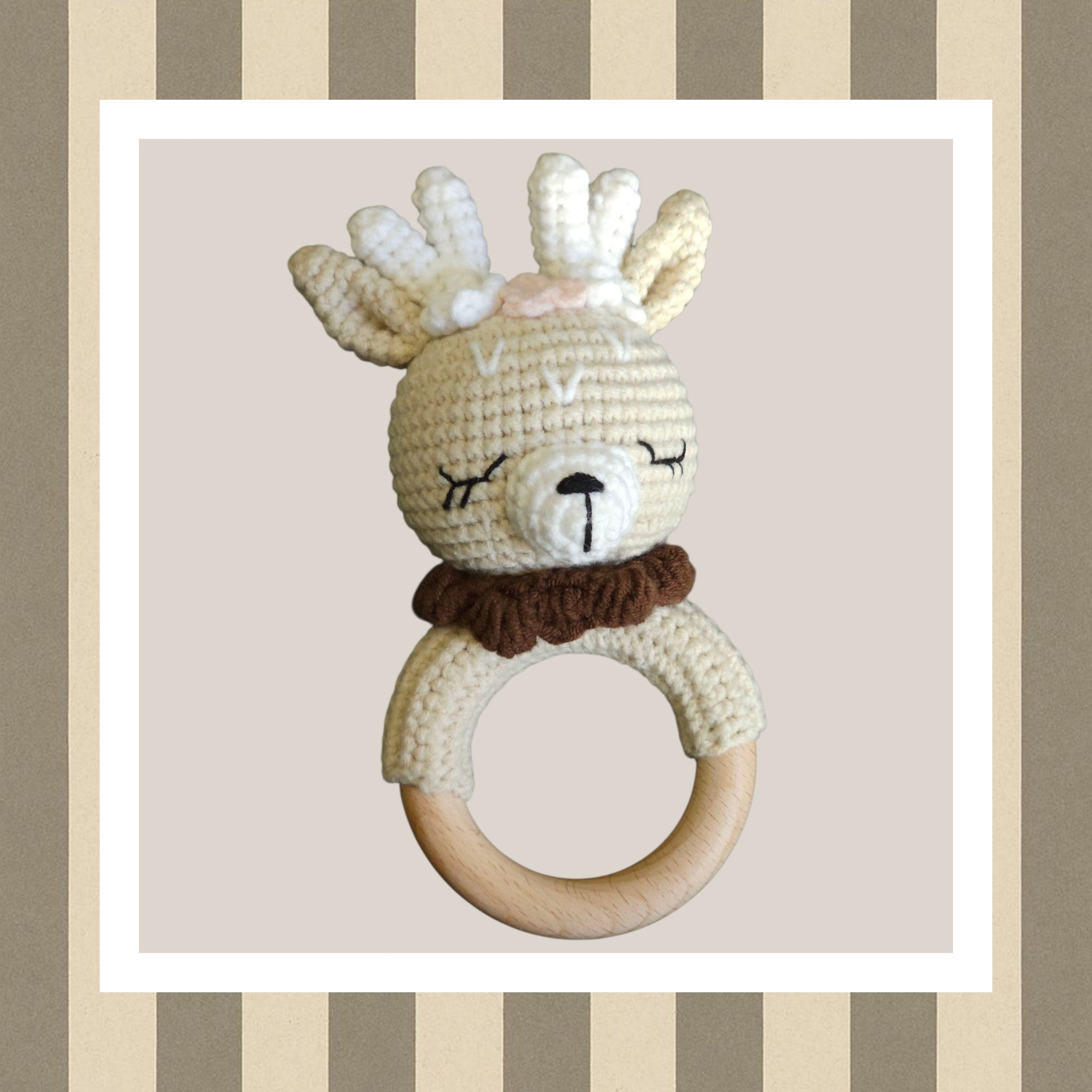 Sonajero mordedor de ciervo bebé a crochet - otoñal y mágico para bebés únicos